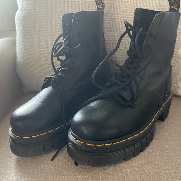 Doc Martens Sz 7Only tried them on. Never Worn.Waited too long to return